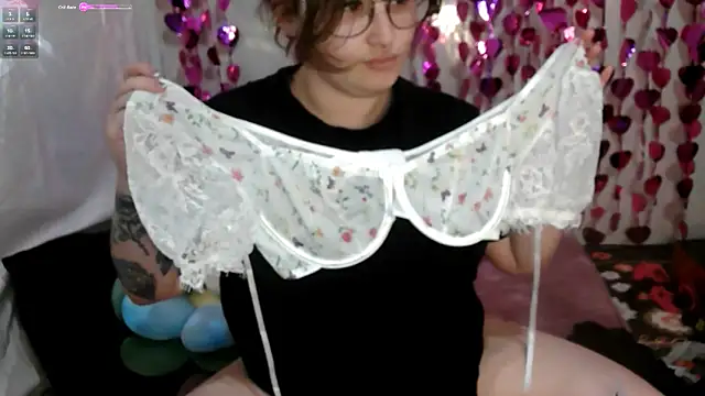MrsJess online show from May 4, 2026, 2:15 am