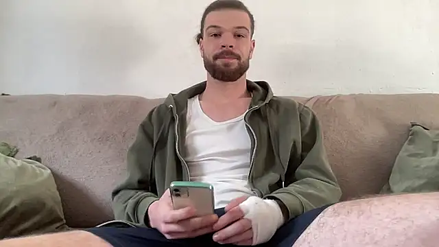 Snapshot of Kiffwahn chatting on October 5, 2025, 7:43 am Kiffwahn online show from October 5, 2025, 7:43 am