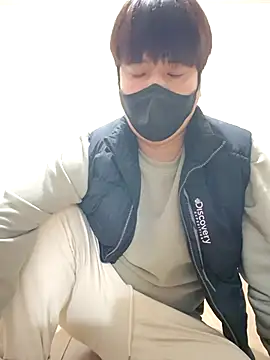 Tyyyggjju online show from December 5, 2025, 1:53 pm