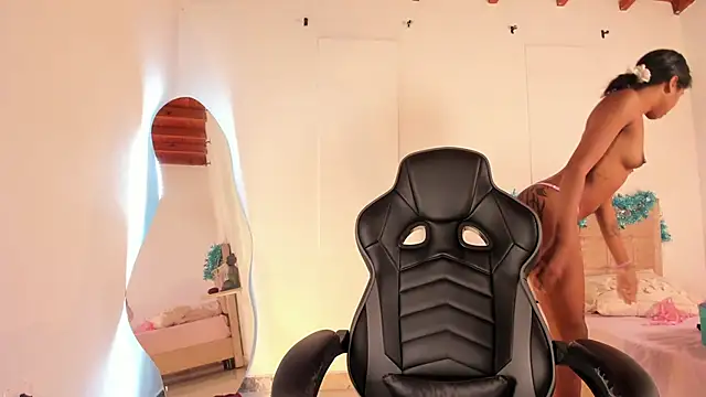 Zaira Rose  online show from December 18, 2025, 1:59 pm