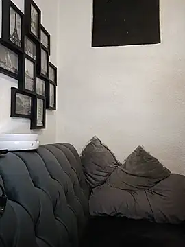MirandaLatinaLovely online show from June 29, 2026, 2:07 am