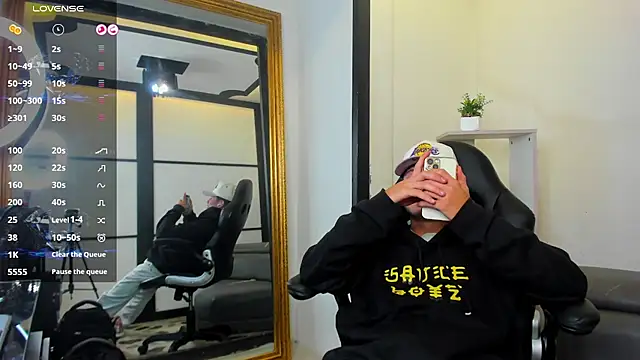 marcuscollins1  online show from November 13, 2025, 3:27 pm