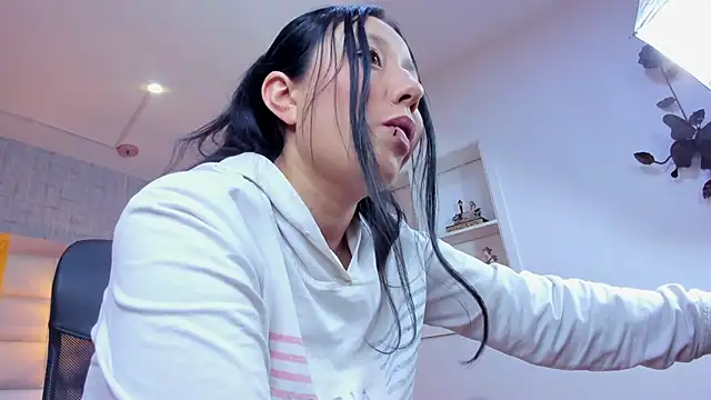 Nohemi louse online show from June 19, 2026, 7:30 pm