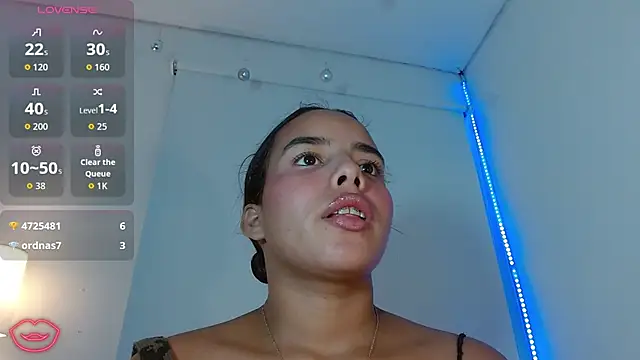 Roxy Stonee online show from October 7, 2025, 7:37 pm