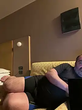 fuocovivo4 online show from February 3, 2025, 7:31 pm