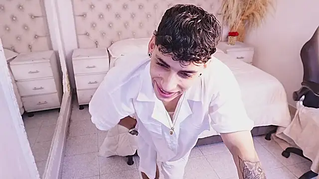 JhoanLeandro online show from July 10, 2026, 4:45 am