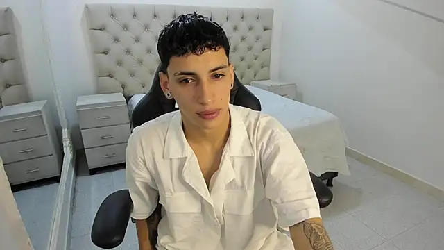 JhoanLeandro online show from December 2, 2025, 4:25 am