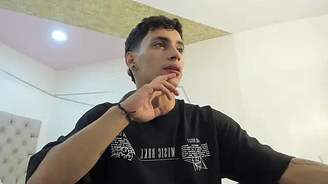 JhoanLeandro online show from October 23, 2025, 4:11 am