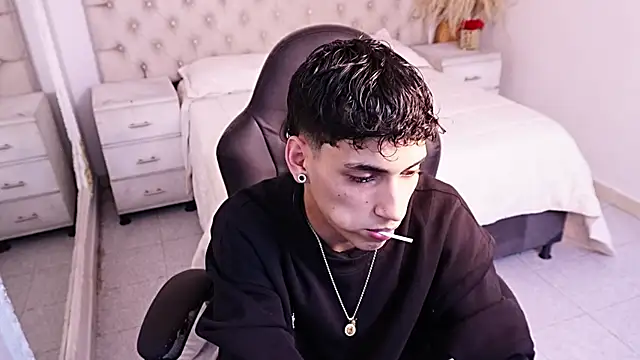 JhoanLeandro online show from July 8, 2026, 4:24 am