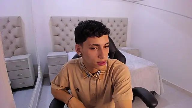 JhoanLeandro online show from December 4, 2025, 4:44 am