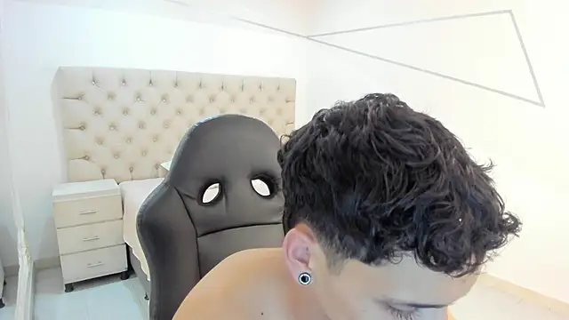 JhoanLeandro online show from October 27, 2025, 5:52 am