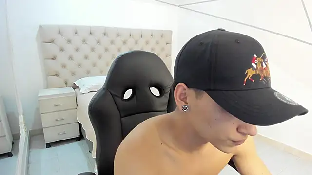 JhoanLeandro online show from October 26, 2025, 6:47 am