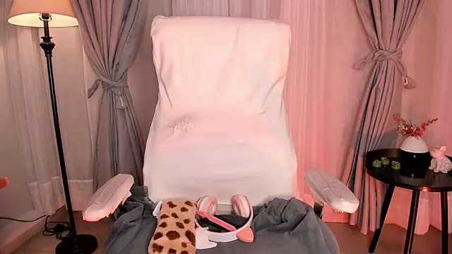 Gigi Strawberry online show from November 6, 2025, 5:55 am