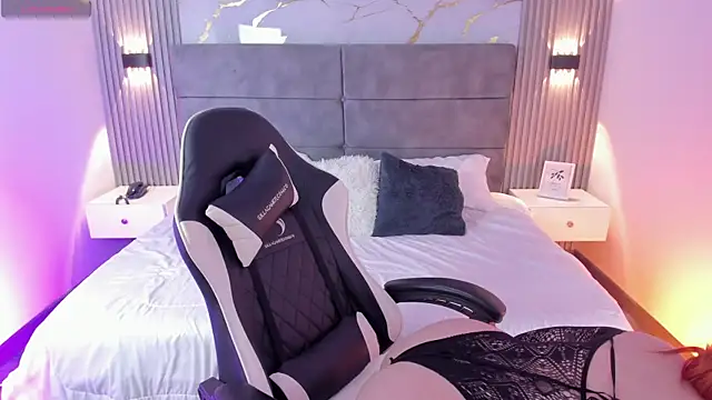 whiteatenea online show from September 22, 2025, 1:55 am