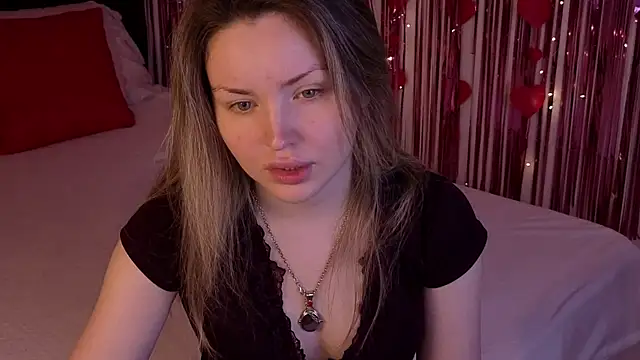 Lora Rosee online show from June 4, 2026, 2:33 pm
