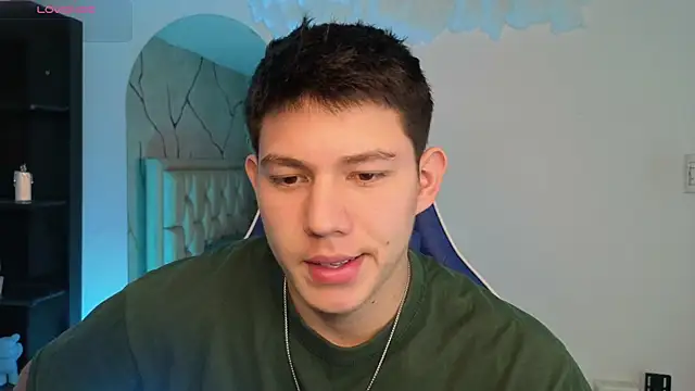 Snapshot of JamesCr_ chatting on June 26, 2026, 12:33 pm JamesCr online show from June 26, 2026, 12:33 pm