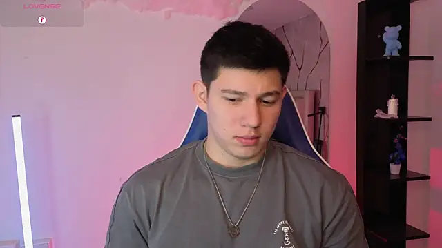 Snapshot of JamesCr_ chatting on June 24, 2026, 12:48 pm JamesCr online show from June 24, 2026, 12:48 pm