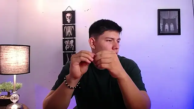 JamesCr  online show from November 4, 2025, 1:53 am