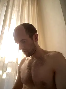 LynnAhNight online show from September 14, 2025, 4:35 am