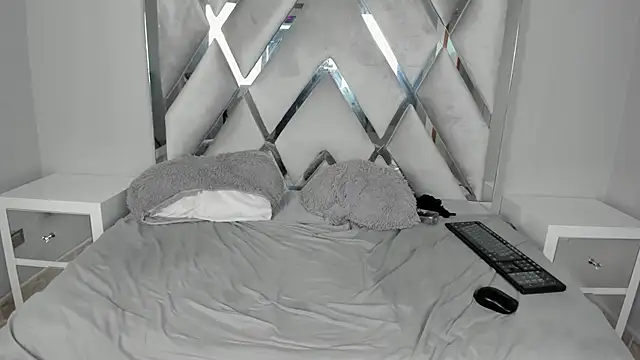 Your Lady Milf online show from March 19, 2025, 4:13 pm