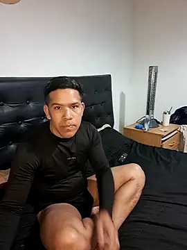 Snapshot of liamlara chatting on October 2, 2025, 3:43 am liamlara online show from October 2, 2025, 3:43 am