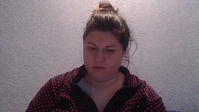 KiraSwee online show from December 4, 2025, 2:05 pm