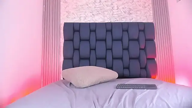 Ashlyaurora online show from March 19, 2026, 6:02 am