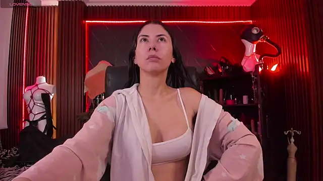 XiaQueen online show from December 19, 2025, 11:56 am