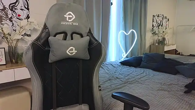 Kira Jin online show from March 4, 2025, 11:40 am