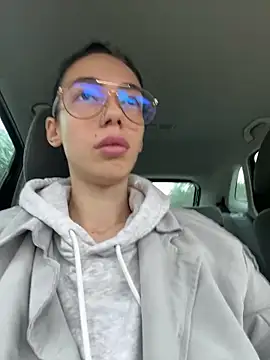 Celine Roxelle online show from October 2, 2025, 9:12 am