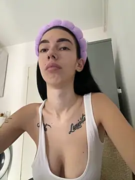 Celine Roxelle online show from October 19, 2025, 8:06 am