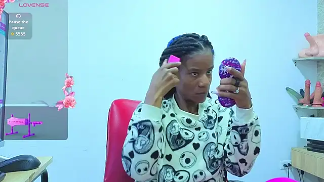 Snapshot of dafnnelewis chatting on July 6, 2026, 11:28 am dafnnelewis online show from July 6, 2026, 11:28 am