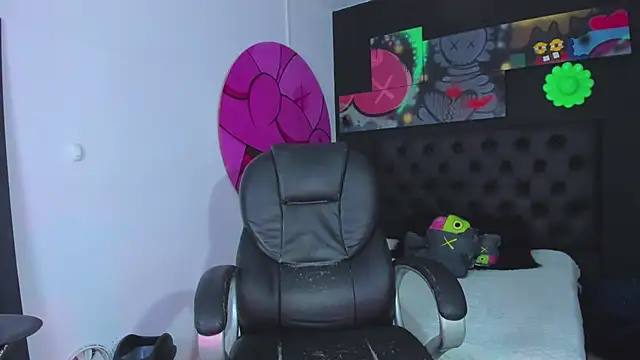 ISAAC CRYSTON online show from September 30, 2025, 7:31 pm