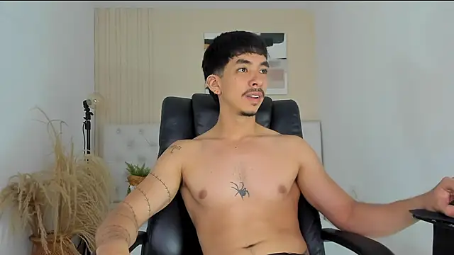 Snapshot of ISAAC_CRYSTON chatting on February 13, 2026, 10:32 pm ISAAC CRYSTON online show from February 13, 2026, 10:32 pm