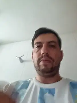 Snapshot of reyarturs13 chatting on February 14, 2025, 6:29 pm reyarturs13 online show from February 14, 2025, 6:29 pm