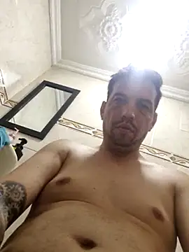 Snapshot of reyarturs13 chatting on February 8, 2025, 10:40 pm reyarturs13 online show from February 8, 2025, 10:40 pm