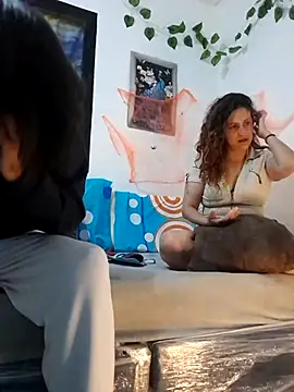 jeans and emma online show from October 25, 2025, 1:05 am