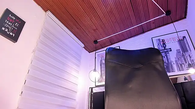 tylla  online show from September 13, 2025, 3:39 am