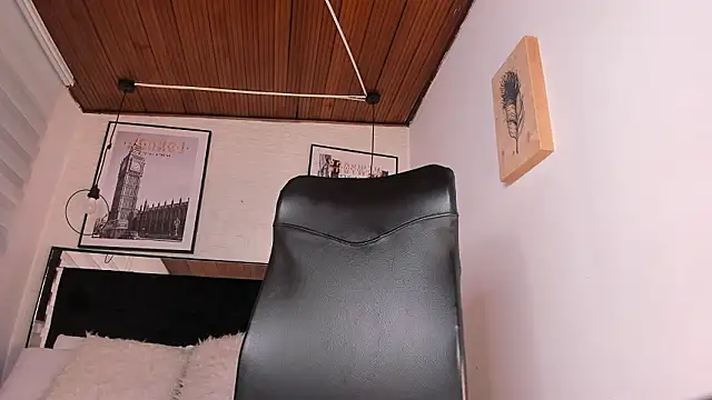 tylla  online show from February 4, 2026, 7:53 pm