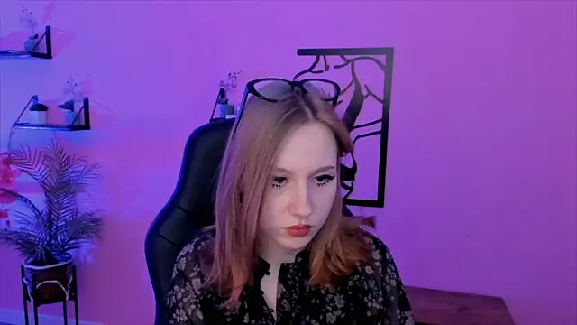 DariaTate online show from March 10, 2025, 11:45 am