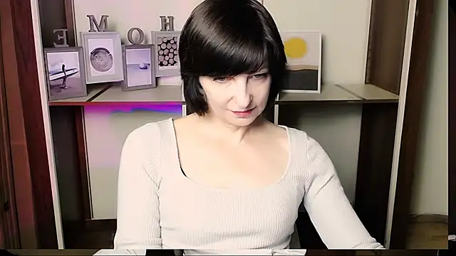 Snapshot of _AngeliaFlow_ chatting on July 20, 2026, 7:27 am AngeliaFlow online show from July 20, 2026, 7:27 am