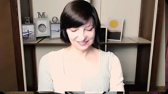 Snapshot of _AngeliaFlow_ chatting on August 3, 2026, 7:27 am AngeliaFlow online show from August 3, 2026, 7:27 am