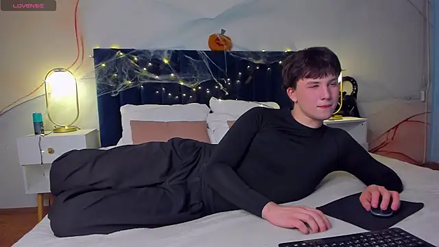 AdrianoAubert online show from October 30, 2025, 5:17 am