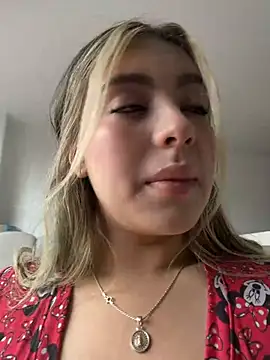 Snapshot of Cloee_Rainbow1 chatting on July 16, 2026, 2:03 pm Cloee Rainbow1 online show from July 16, 2026, 2:03 pm