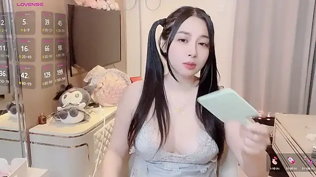 Moonccoi online show from October 8, 2025, 1:23 pm