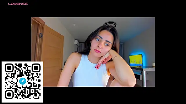 EmiliaZen online show from November 9, 2025, 4:44 pm