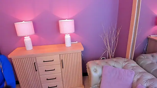 scarlet edwars online show from March 3, 2025, 12:06 pm