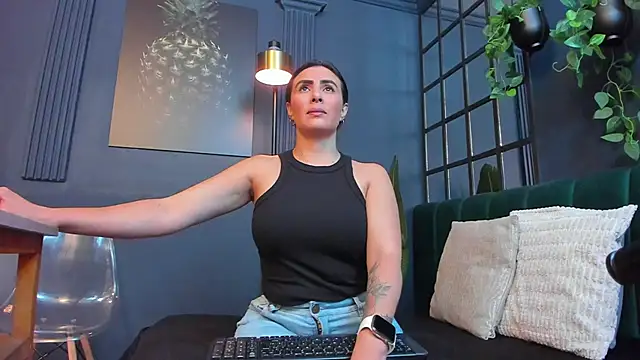 scarlet edwars online show from February 24, 2026, 12:06 pm