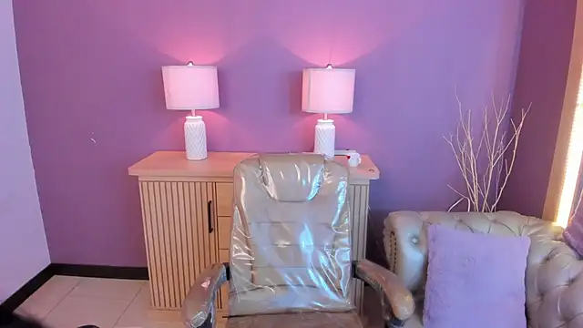 scarlet edwars online show from March 10, 2025, 7:29 pm