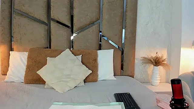 Giselle Lauren online show from September 17, 2025, 12:51 pm